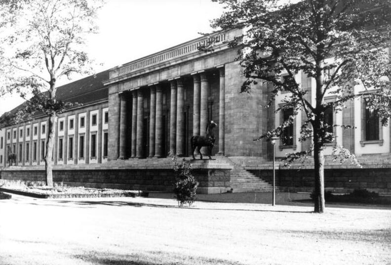 Foto da Nova Chancelaria do Reich, frente para o jardim onde ficava o Führerbunker, o bunker do Hitler em Berlim