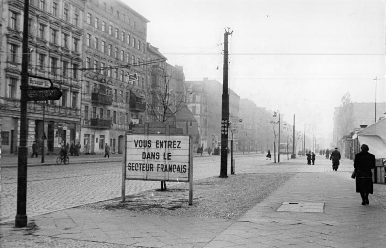 Placa em uma rua de Berlim indicando a entrada no setor francês durante a ocupação pós-guerra.