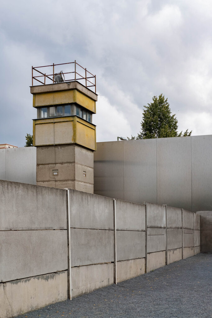 A Torre de Vigilância conservada dentro da Faixa da Morte que fica no Memorial do Muro de Berlim