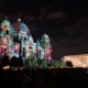 Berlim em Outubro: Catedral de Berlim iluminada com projeções coloridas durante o Festival de Luzes à noite.