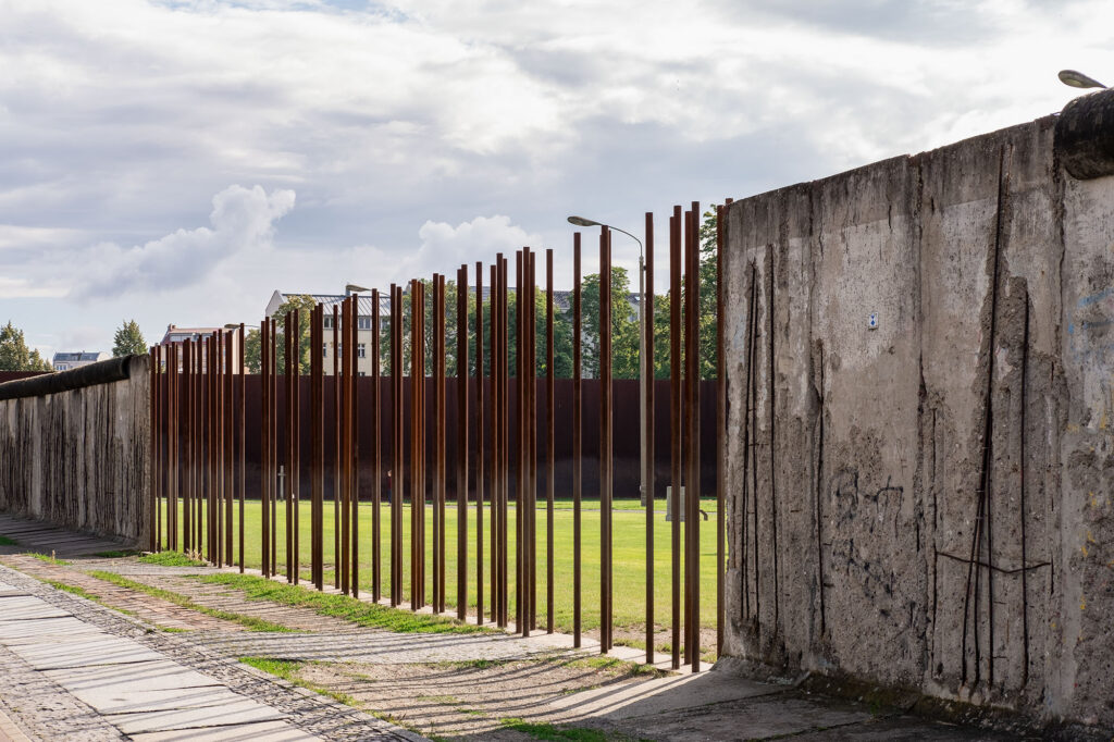 Vigas de ferro que representam o local por onde o Muro de Berlim dividia a cidade