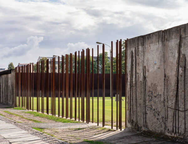 Vigas de ferro que representam o local por onde o Muro de Berlim dividia a cidade