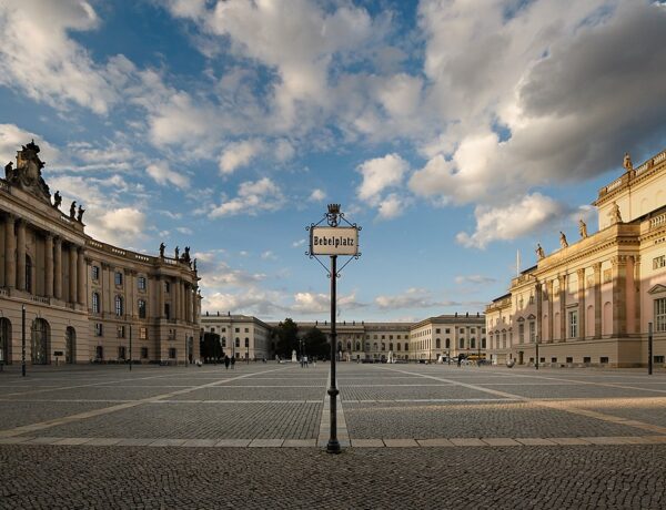 Bebelplatz Berlim em junho