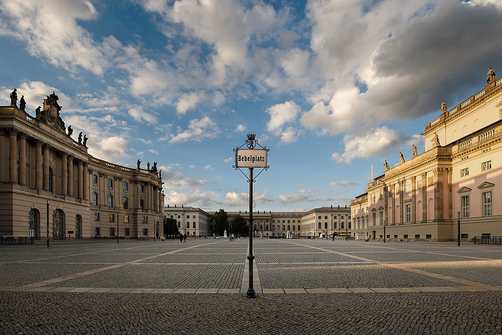 Bebelplatz Berlim em junho